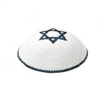 כיפה סריגה לבנה מגן דוד כחול כהה