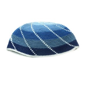 כובע סרוג פסים כחולים