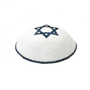 כיפה סריגה לבנה מגן דוד כחול כהה