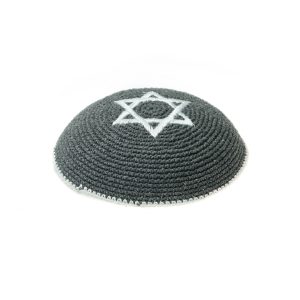 כיפה סריגה אפור מגן דוד לבן