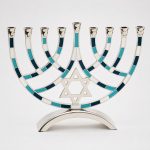 חנוכייה מתכת גוונים כחול מ"ד 18 ס"מ