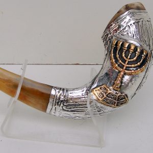שופר מספר 3 בעיטור כסף מנורה על סטנד