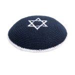 כיפה סריגה כחול כהה מגן דוד לבן